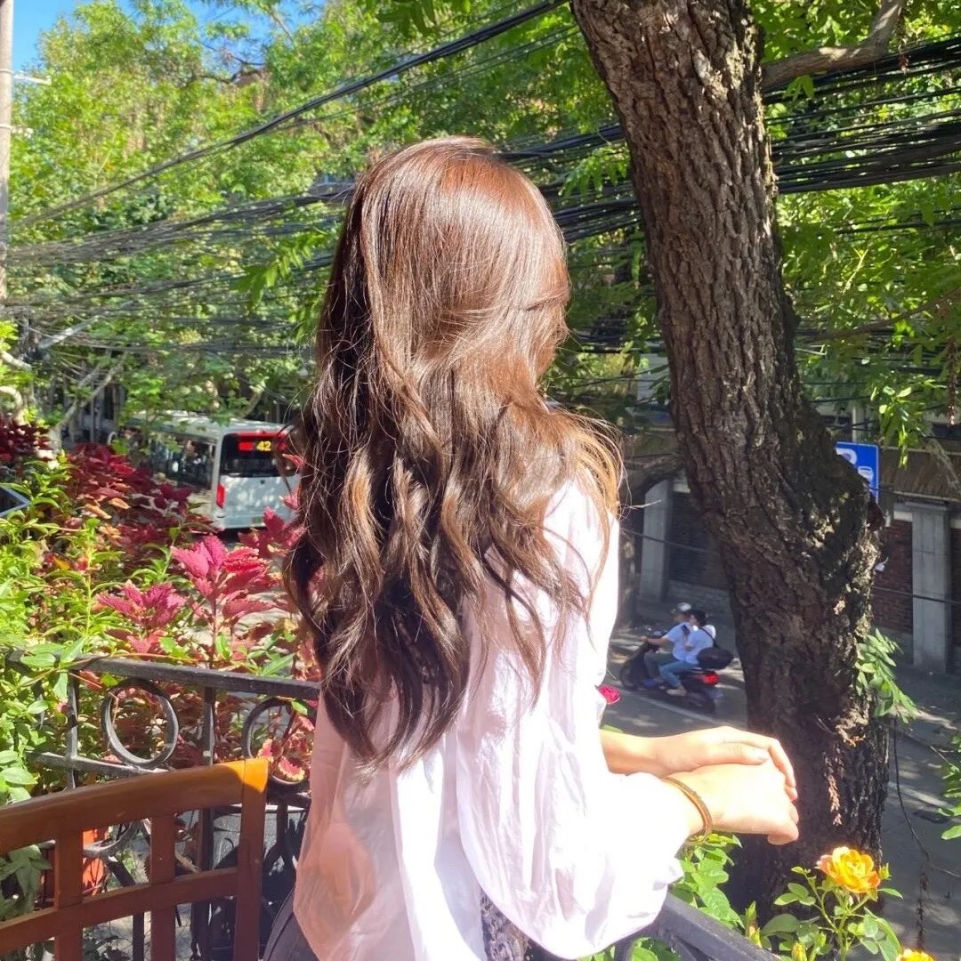 三个带面纱的女子